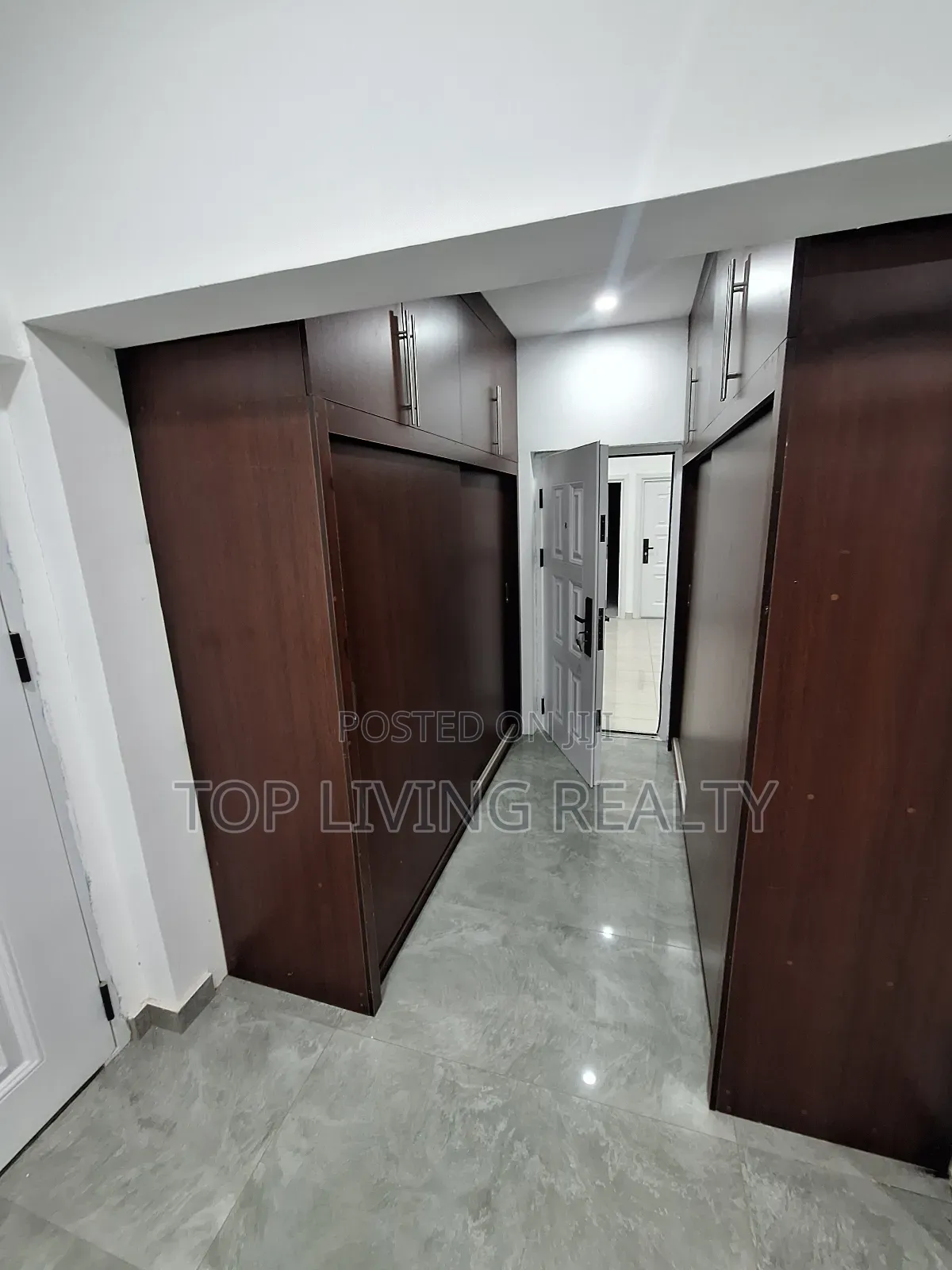 Furnished 4bdrm Townhouse / Terrace in Gate, Ashaley Botwe for rent