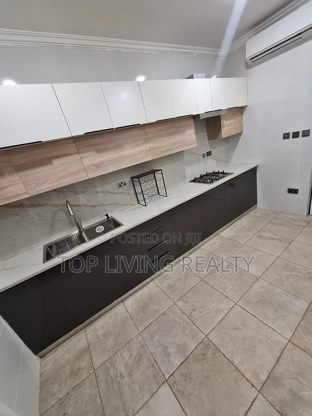 Furnished 4bdrm Townhouse / Terrace in Gate, Ashaley Botwe for rent