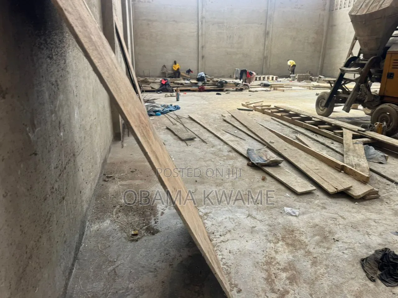 500 SQM Warehouse With 
2 Units of 2bedroom Apartment
Big Office Space