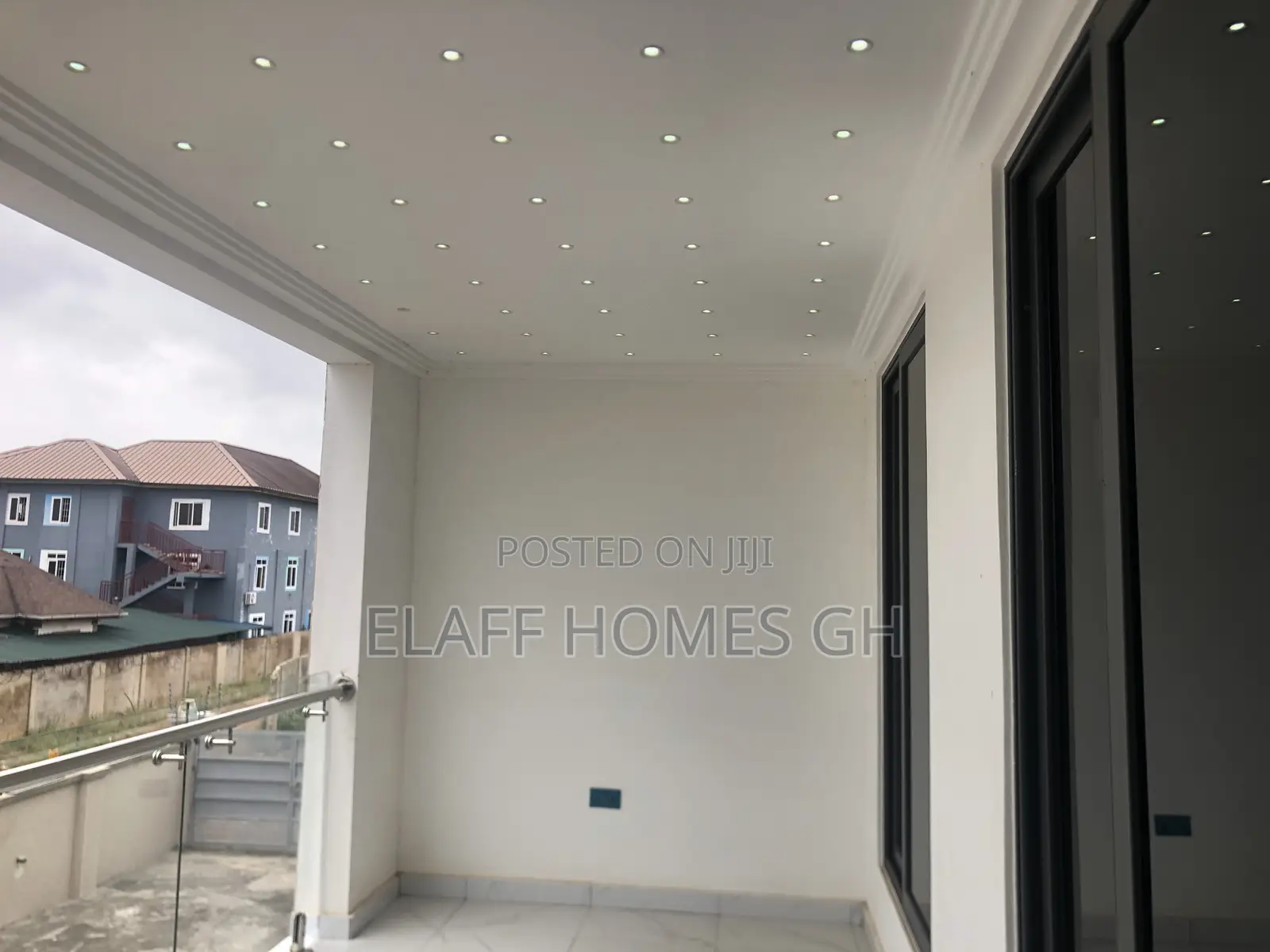 4bdrm Duplex in Elaffhomesgh, School Junction for sale