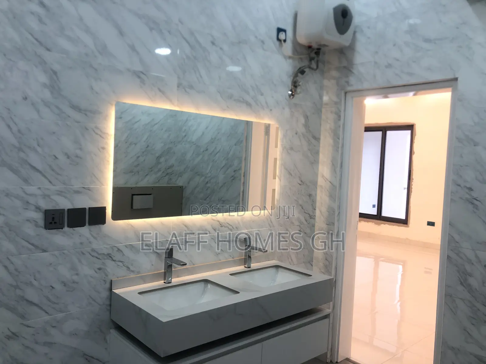 4bdrm Duplex in Elaffhomesgh, School Junction for sale
