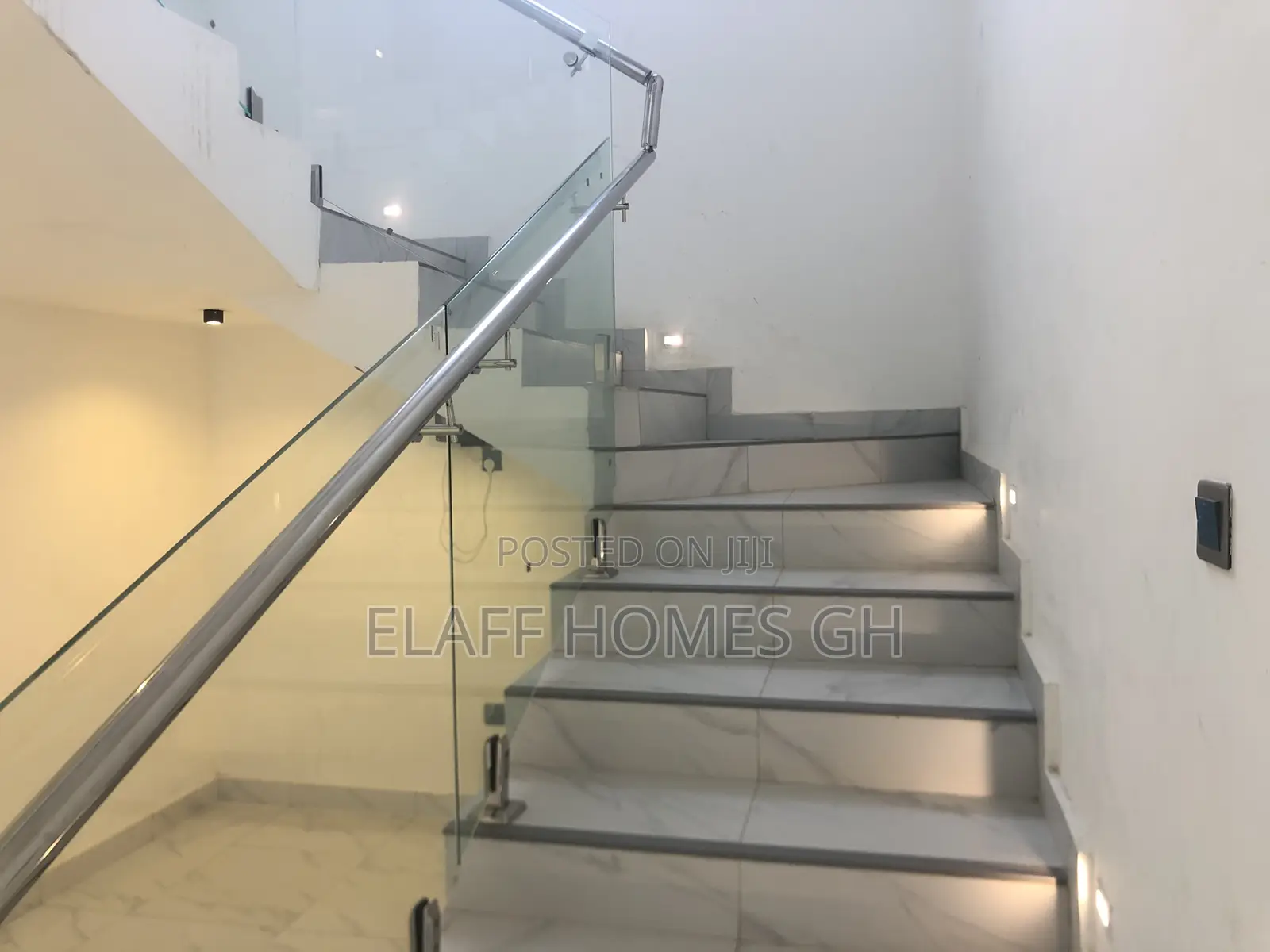4bdrm Duplex in Elaffhomesgh, School Junction for sale