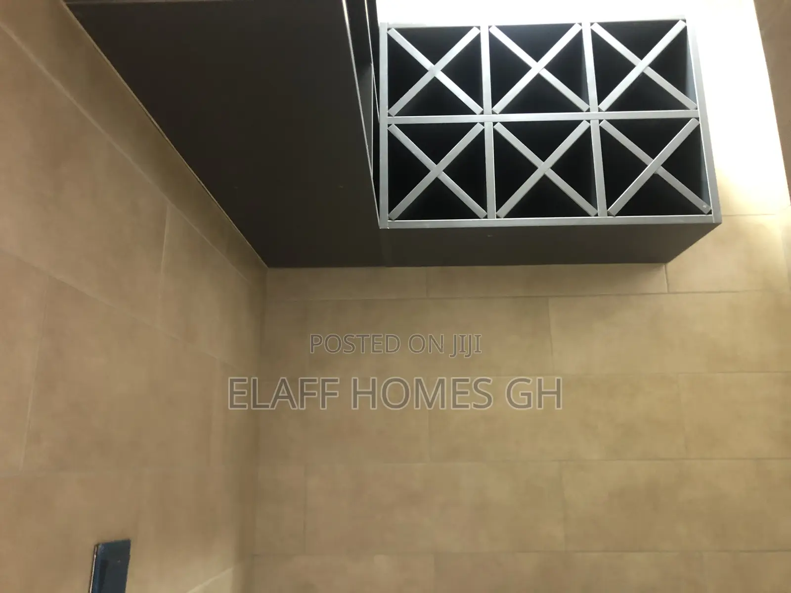 4bdrm Duplex in Elaffhomesgh, School Junction for sale