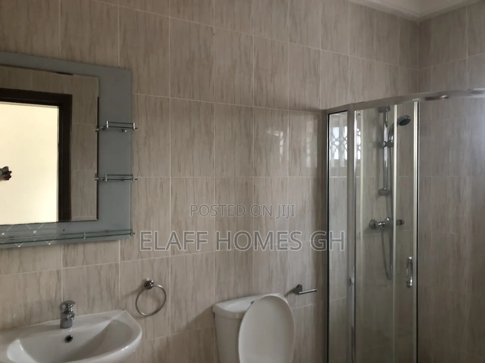 4bdrm Townhouse / Terrace in Elaffhomesgh, Ability for rent