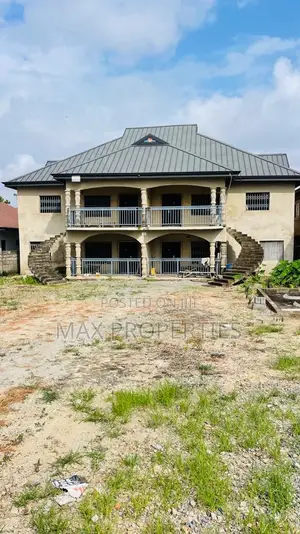 4bdrm Apartment in Pokuase for sale