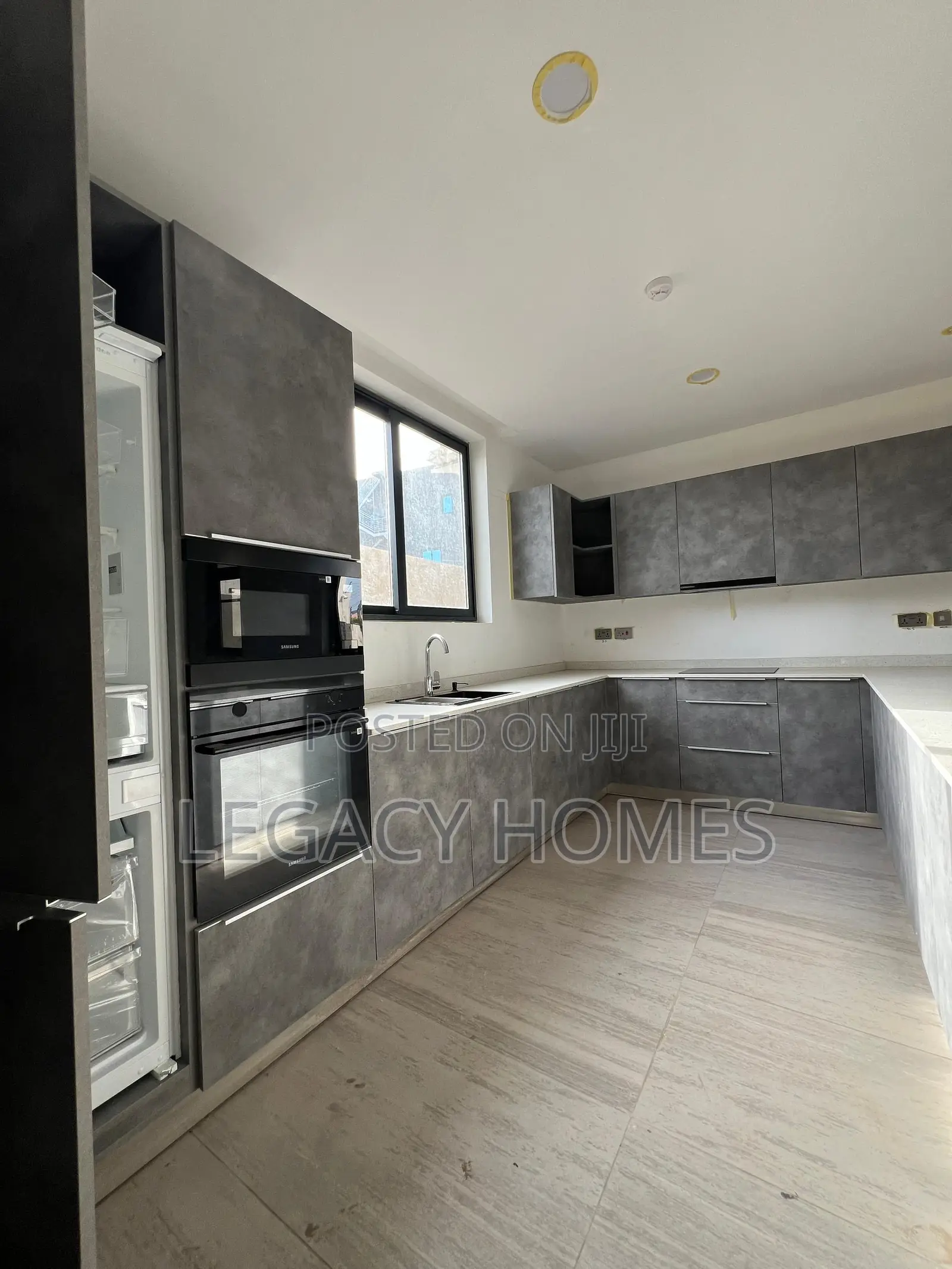 4bdrm Townhouse / Terrace in Adjiringanor, Ability for rent
