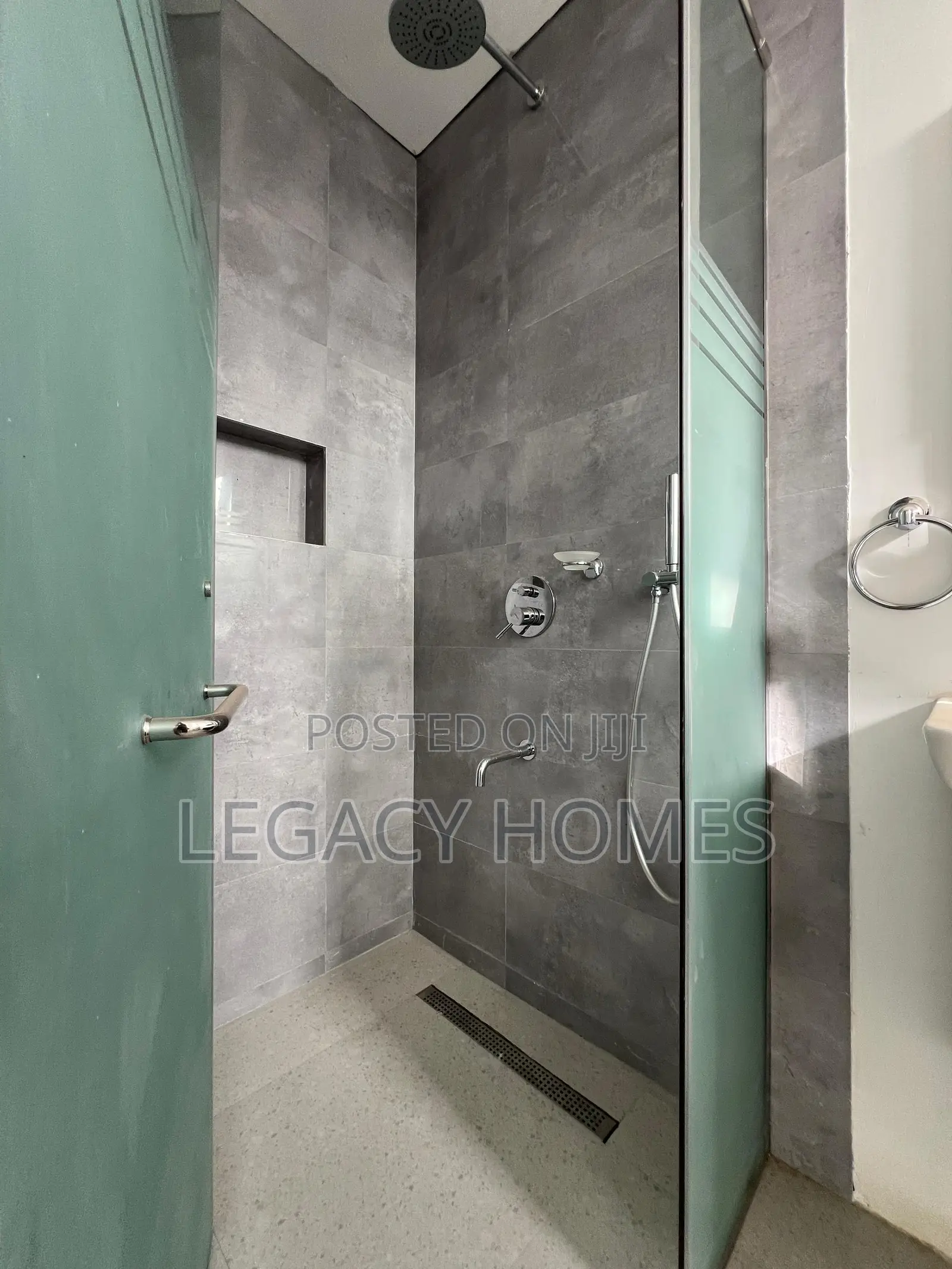 4bdrm Townhouse / Terrace in Adjiringanor, Ability for rent
