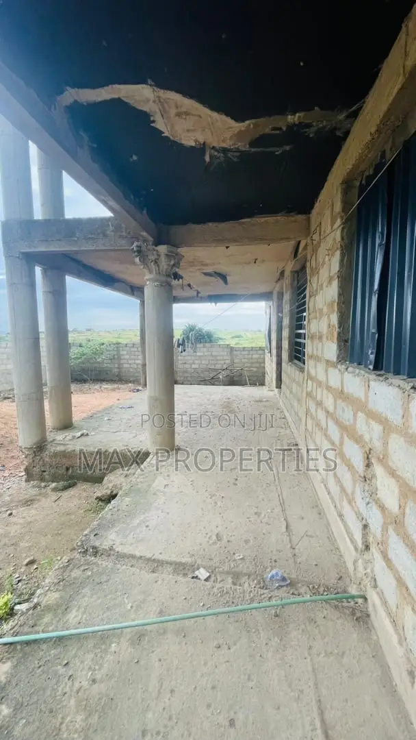 9bdrm House in Amasaman for sale