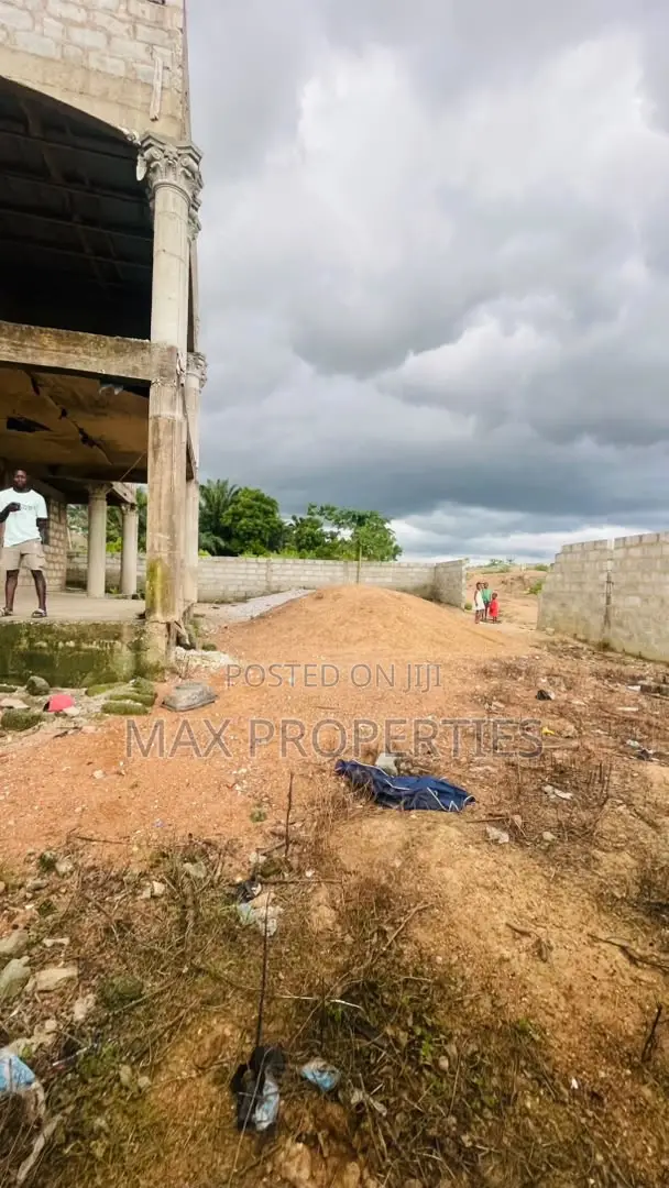 9bdrm House in Amasaman for sale