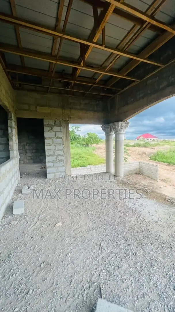 9bdrm House in Amasaman for sale