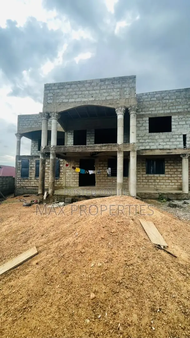 9bdrm House in Amasaman for sale