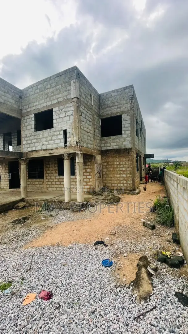 9bdrm House in Amasaman for sale