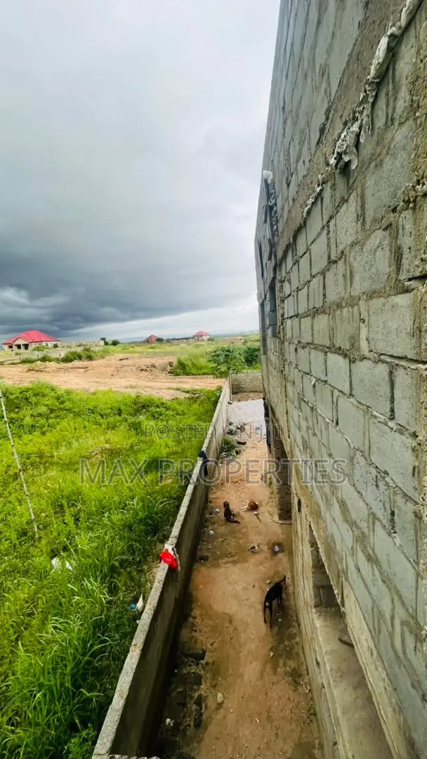9bdrm House in Amasaman for sale