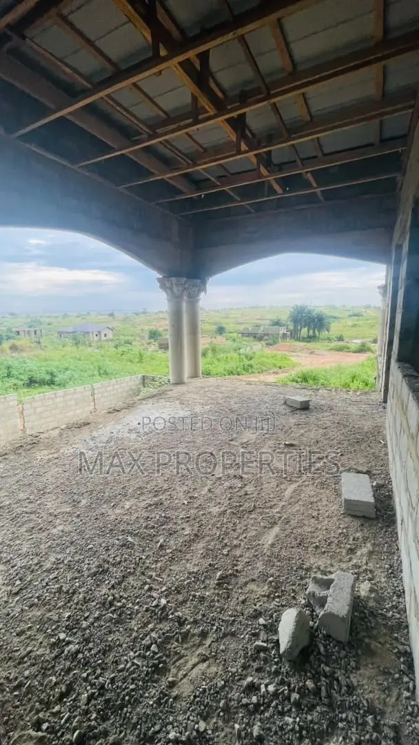 9bdrm House in Amasaman for sale