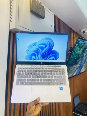 Laptop HP 14-ep0063 4GB Intel Core i3 SSD 512GB
