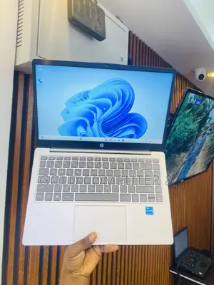 Laptop HP 14-ep0063 4GB Intel Core i3 SSD 512GB
