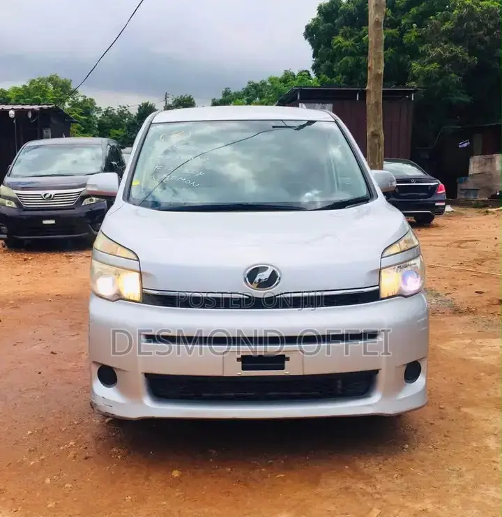 Toyota Voxy 2012 Silver