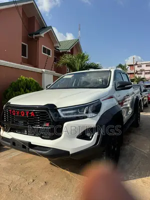 Toyota Hilux 2025 White