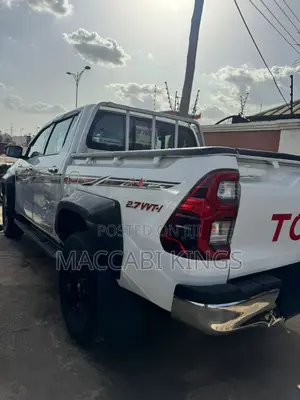 Toyota Hilux 2025 White