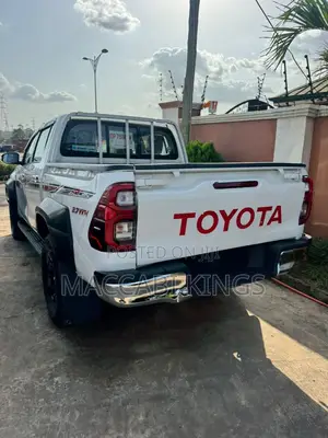 Toyota Hilux 2025 White