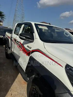 Toyota Hilux 2025 White