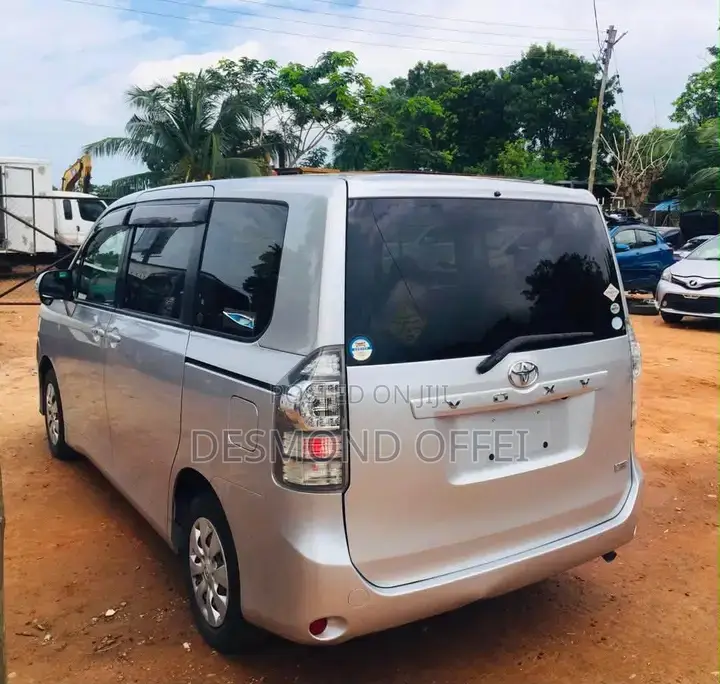 Toyota Voxy 2012 Silver
