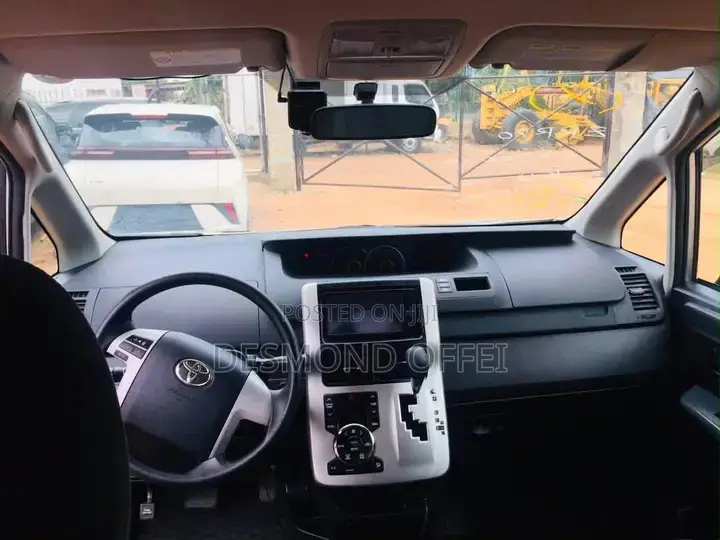 Toyota Voxy 2012 Silver