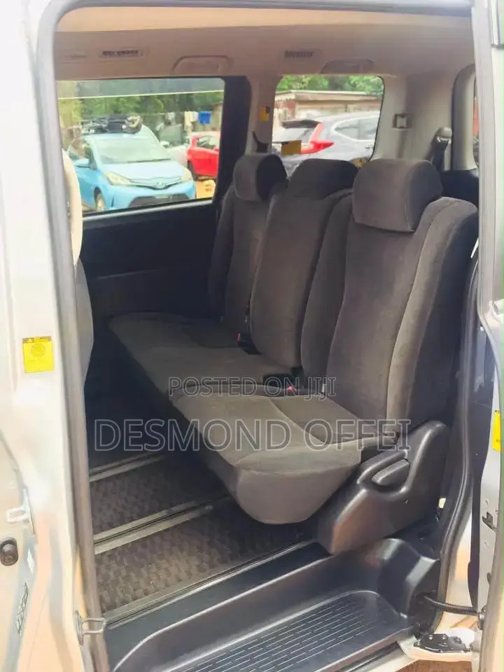 Toyota Voxy 2012 Silver