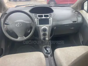 Toyota Vitz 1.5 FWD 5dr 2010 Silver