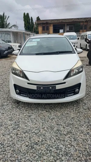 Toyota Vitz 2013 Off white