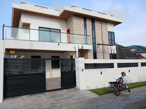 5bdrm Duplex in Spintex Road Manet:- for rent