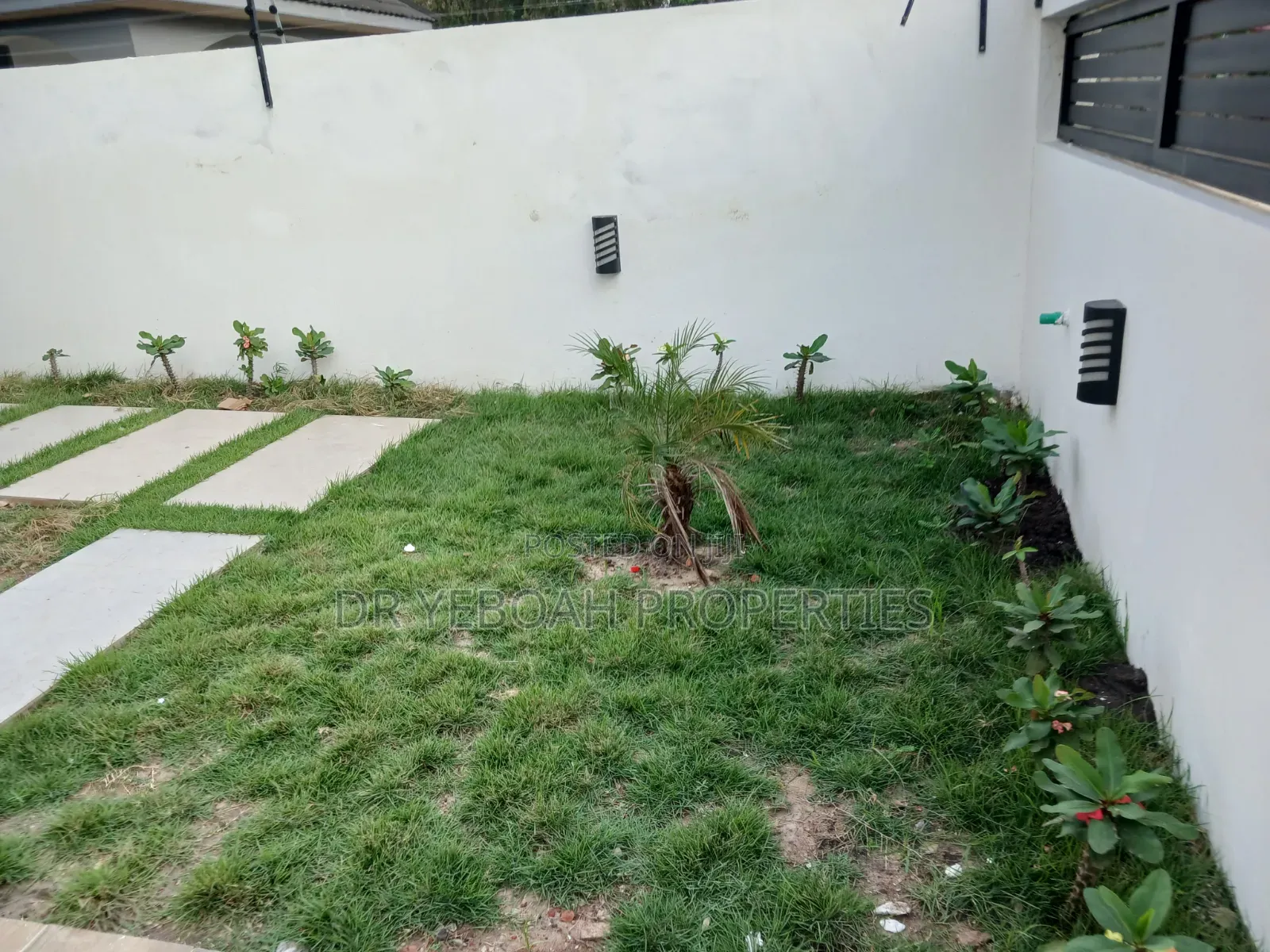 5bdrm Duplex in Spintex Road Manet:- for rent