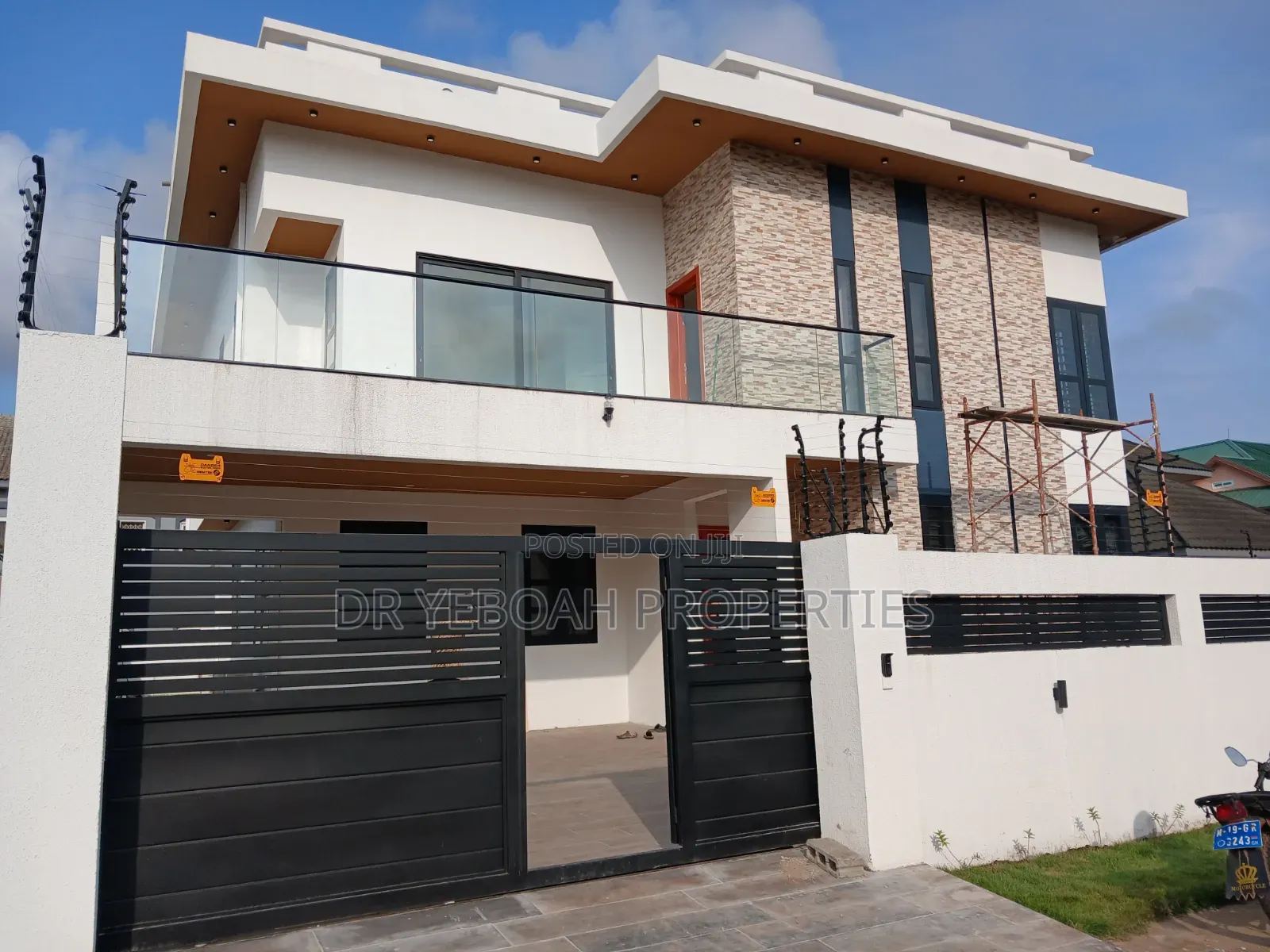 5bdrm Duplex in Spintex Road Manet:- for rent