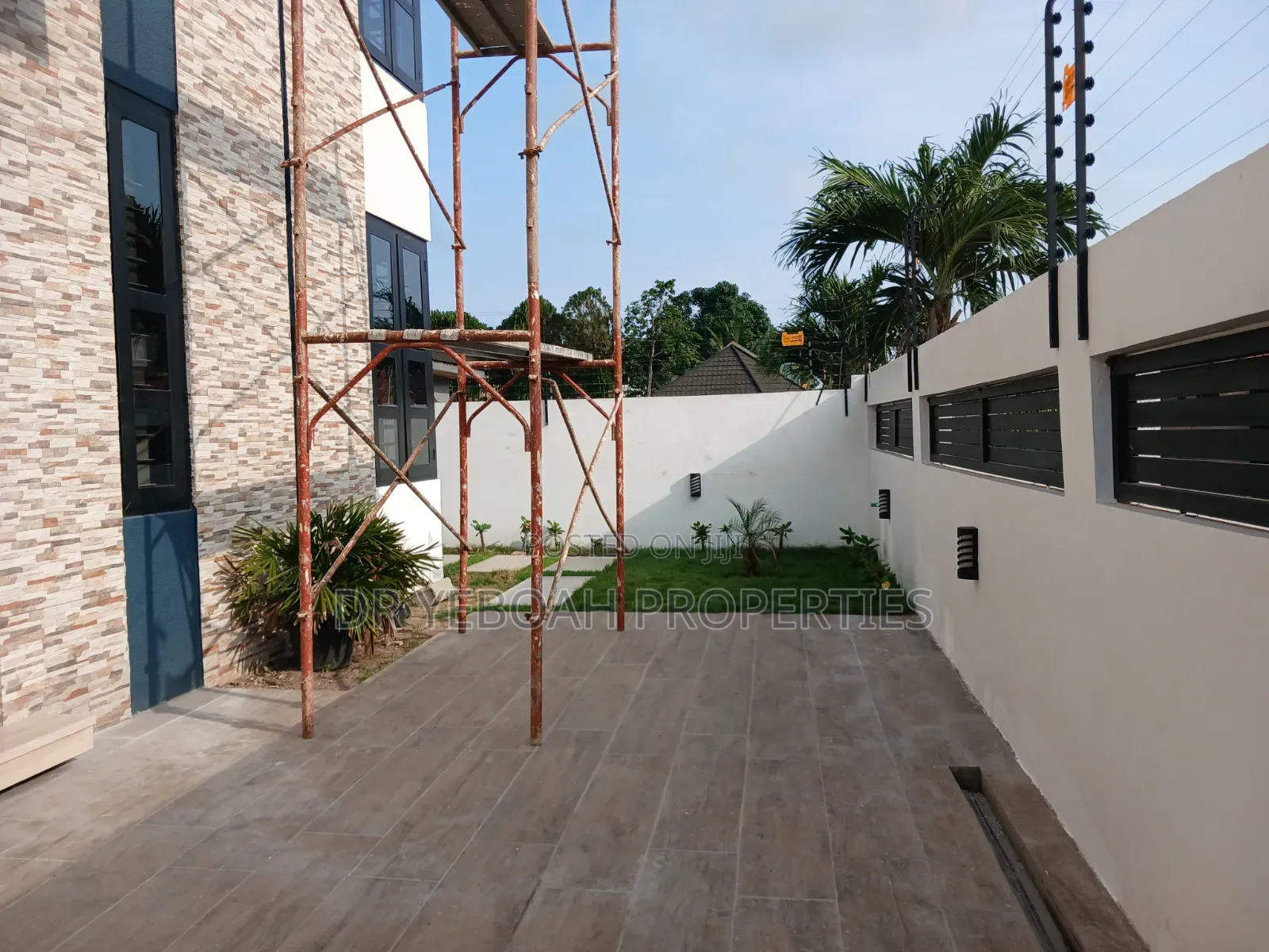 5bdrm Duplex in Spintex Road Manet:- for rent