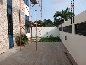 5bdrm Duplex in Spintex Road Manet:- for rent