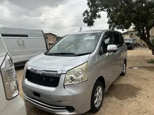 Toyota Noah 2.0 143hp AWD (7 Seater) 2013 Silver
