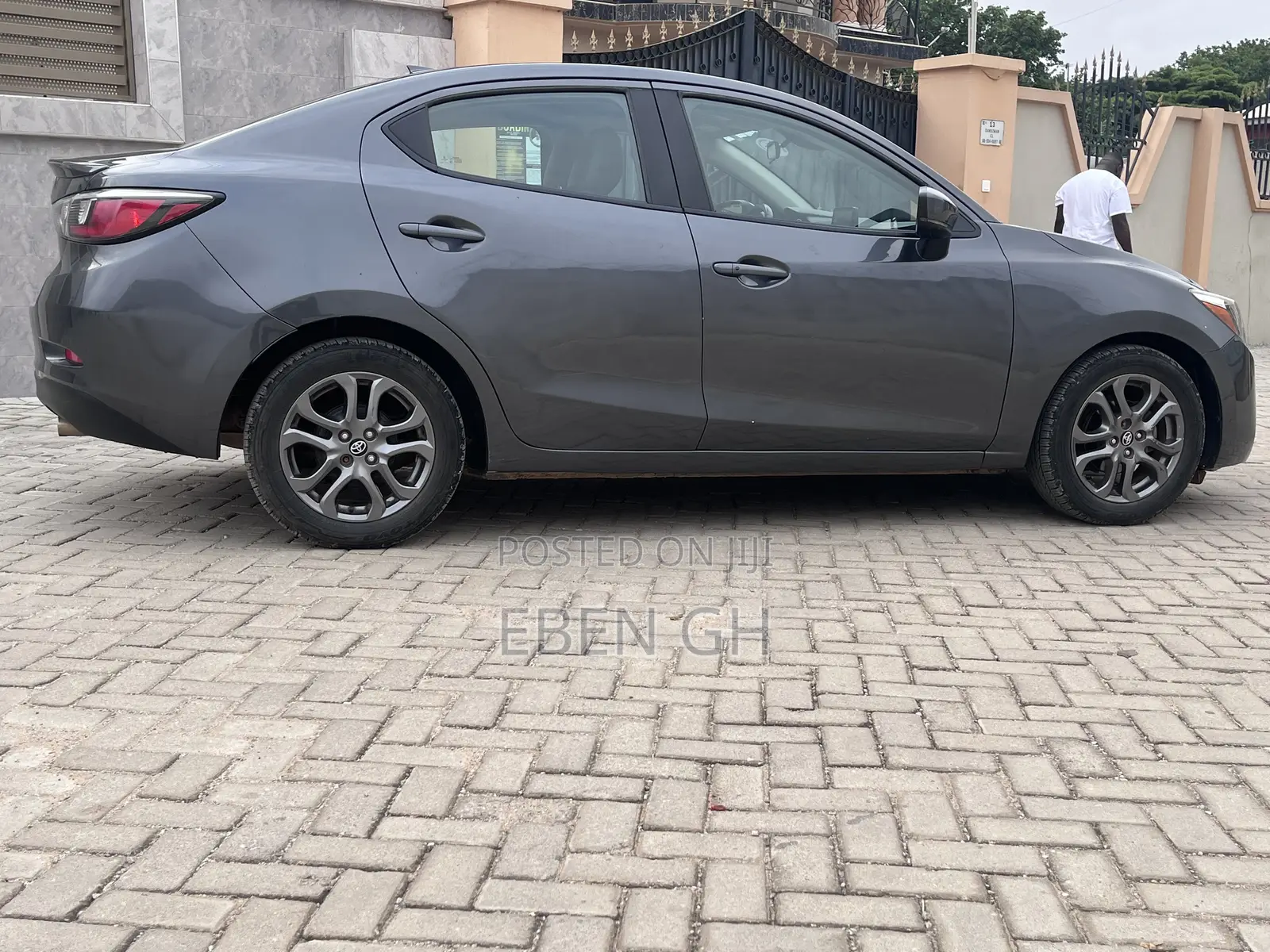 Toyota Yaris XLE Sedan 4dr 2019 Gray