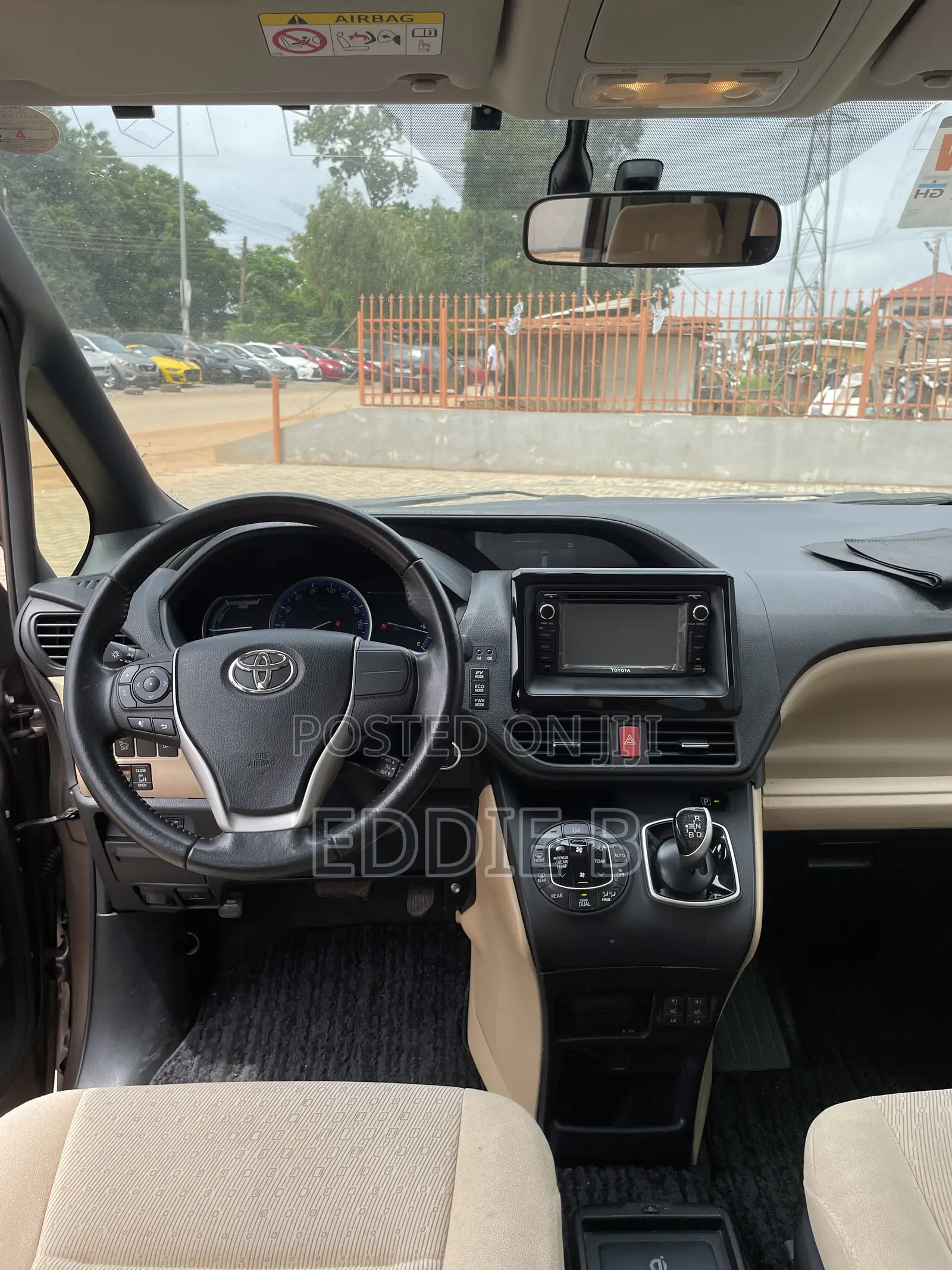 Toyota Noah 2.0 FWD (7 Seater) 2014 Brown
