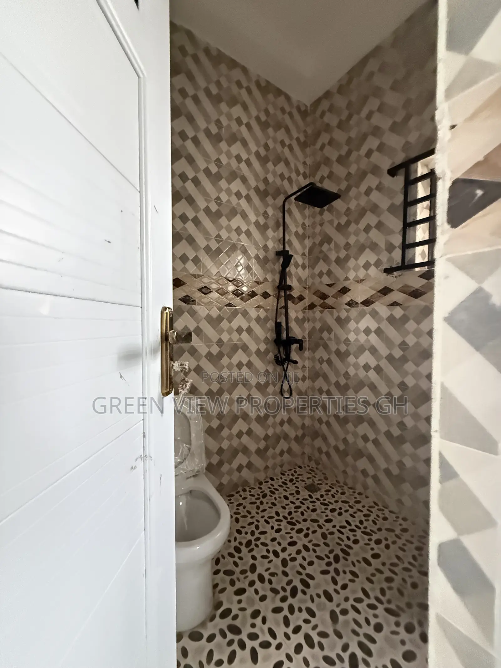 2bdrm Apartment in West Hills Mall Area for rent