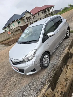 Toyota Vitz 2013 Silver