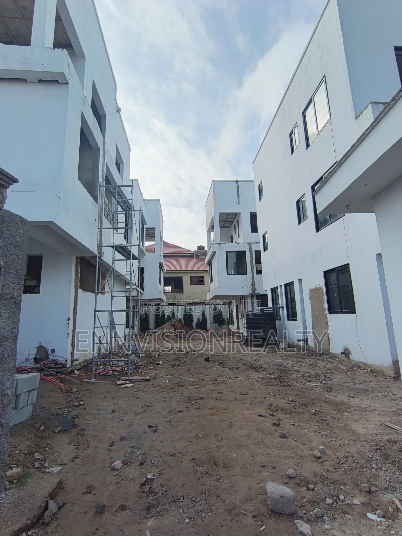 4bdrm Townhouse/Terrace in 4 Oakville, Accra Metropolitan for sale