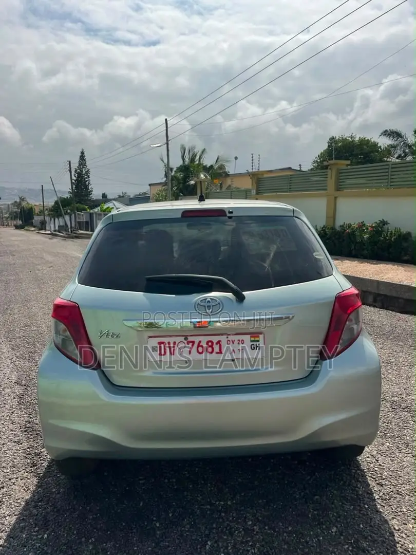 Toyota Vitz 2013 Silver