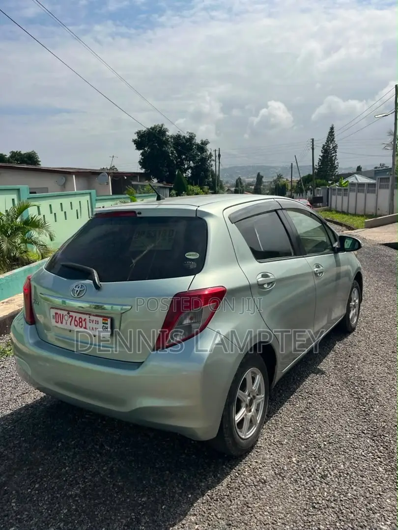 Toyota Vitz 2013 Silver