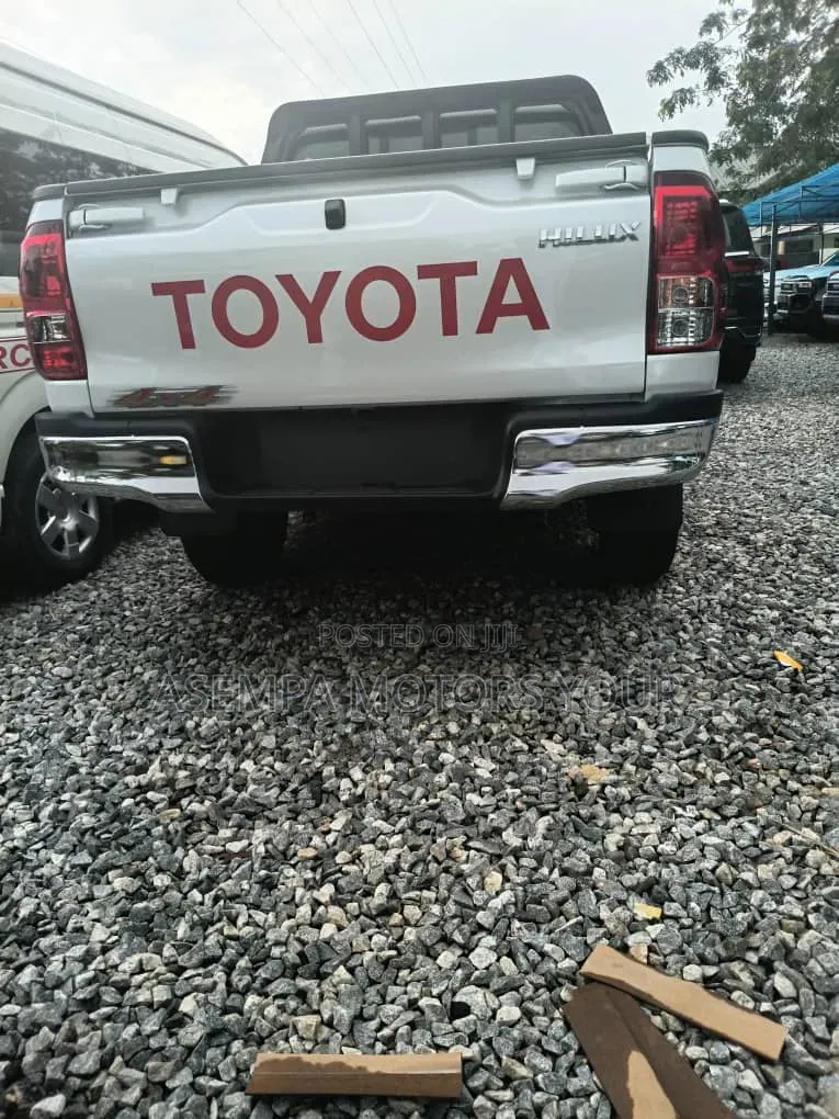 New Toyota Hilux 2025 White