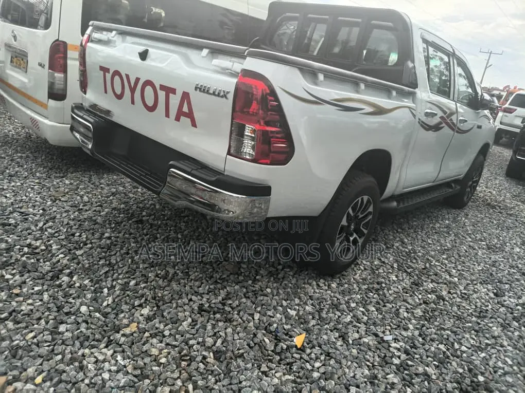 New Toyota Hilux 2025 White