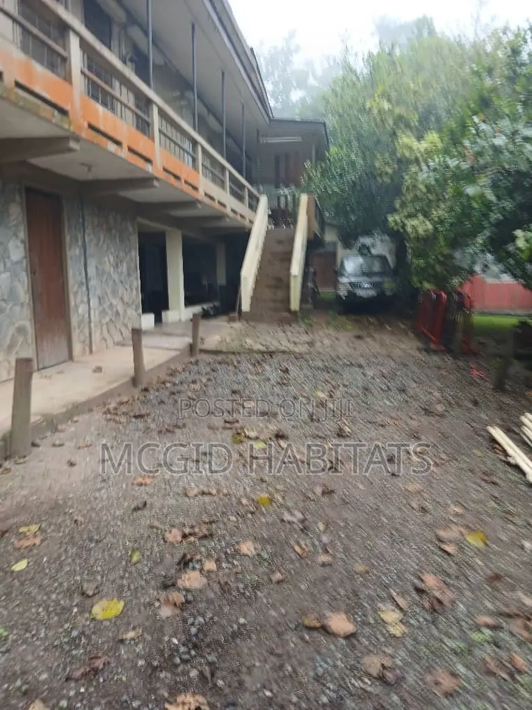 18 Plot of Land With 4 Bedrooms for Sale, Peduase