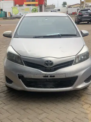 Toyota Vitz 2013 Silver