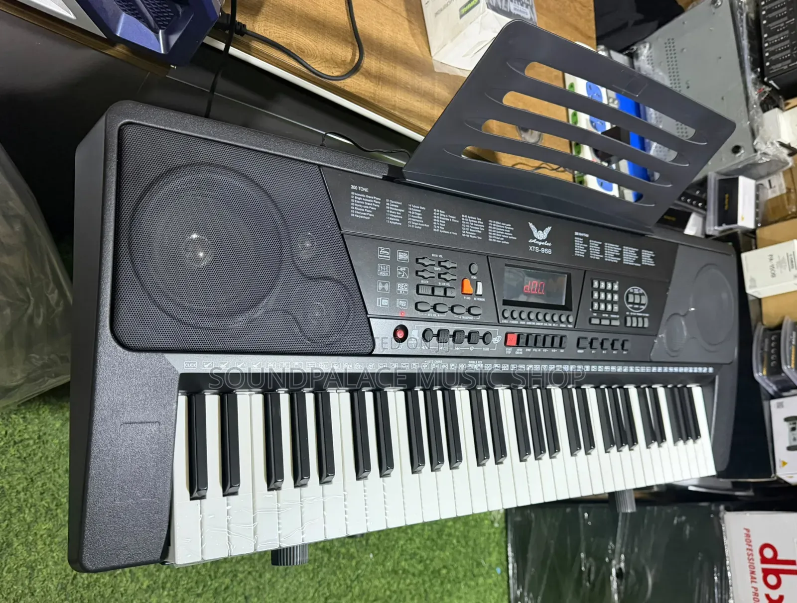 Angelet XTS-966 Electronic Keyboard With 61 Keys and a Black Finish