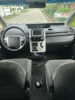 Toyota Voxy X 2WD 8-Seater 2013 White