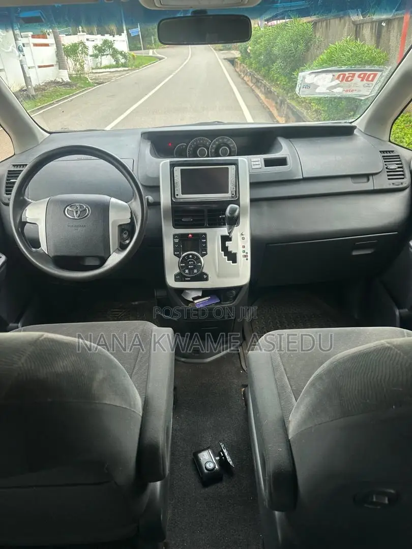 Toyota Voxy X 2WD 8-Seater 2013 White